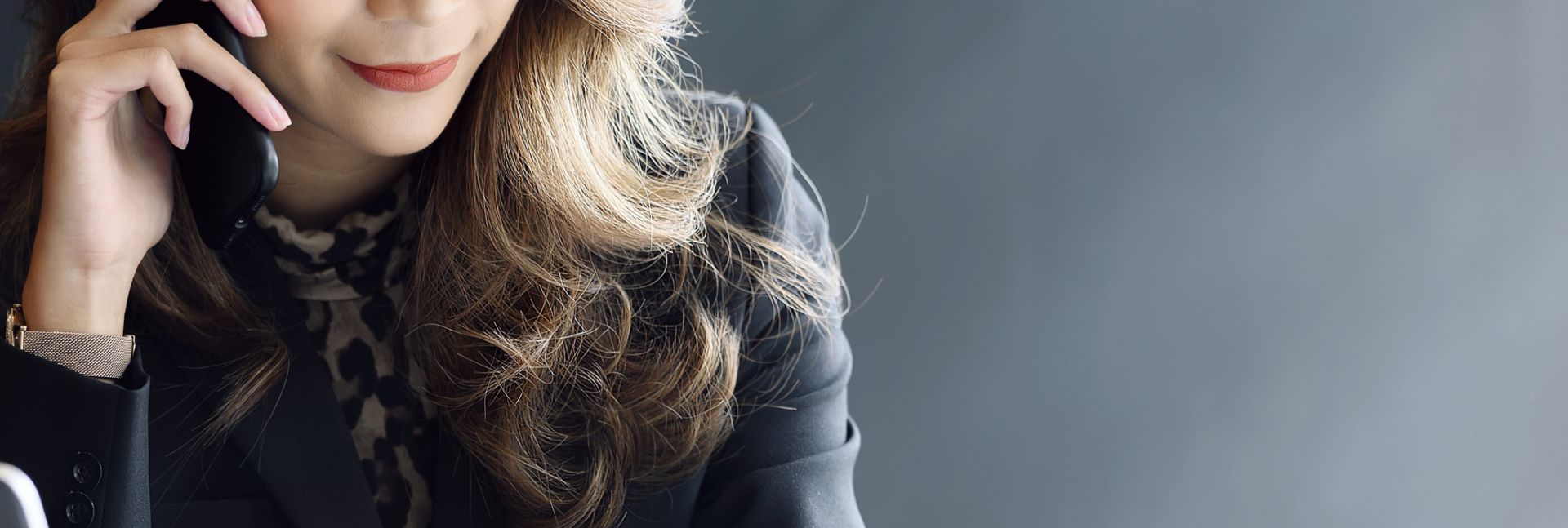 Frau am Telefon bei Steuerberatung Karsten Korsing in Wiesenau