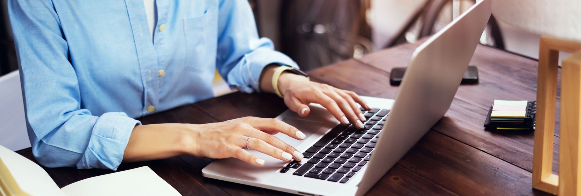 Steuerberaterin arbeitet am Laptop, Steuerberatung Korsing Wiesenau